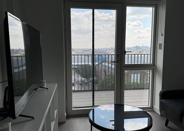 Modern Gem Near Excel London & O2 Arena Balcony!