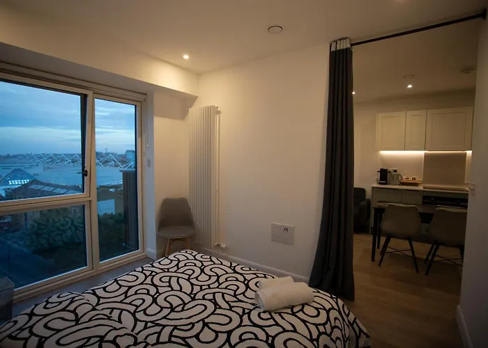 Modern Gem Near Excel London & O2 Arena Balcony!